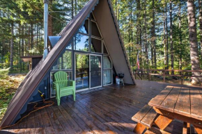 Serene Washington Escape with Deck and Mountain Views!
